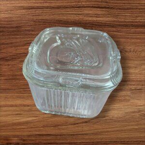 Federal Glass Vintage Clear Ribbed Refrigerator Dish With Apple Design Lid  4"